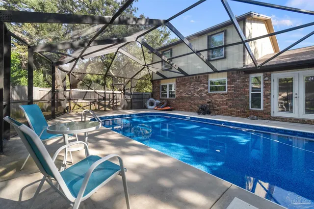 a view of a house with backyard and garden
