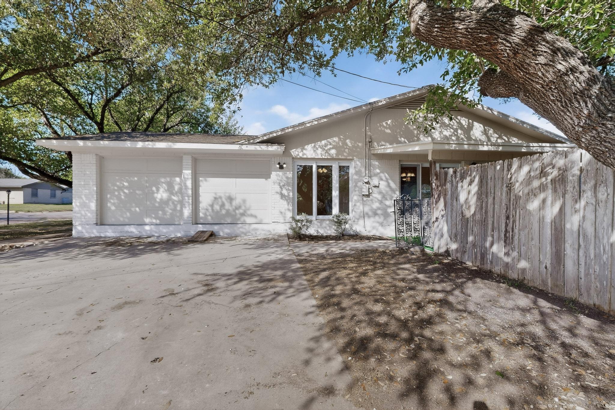 812 George Street Taylor, TX 76574 - Photo 4 of 34 View of front facade with an attached garage and concrete driveway