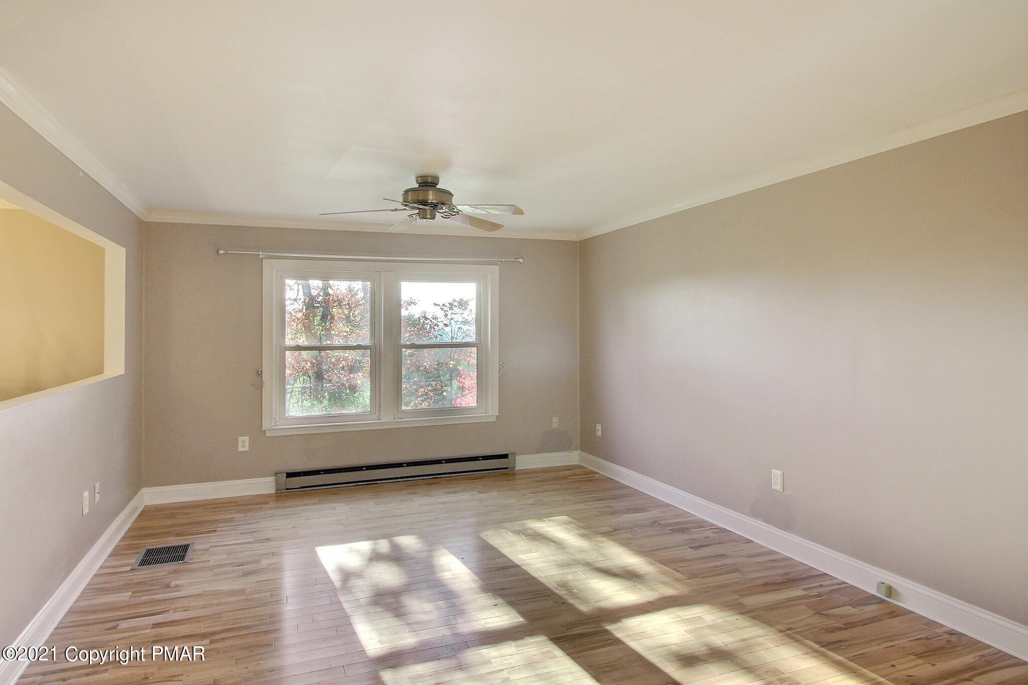 304 Ridge Road Stroudsburg, PA 18360 - Photo 10 of 29 Living Room