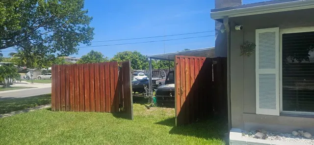 a view of a backyard