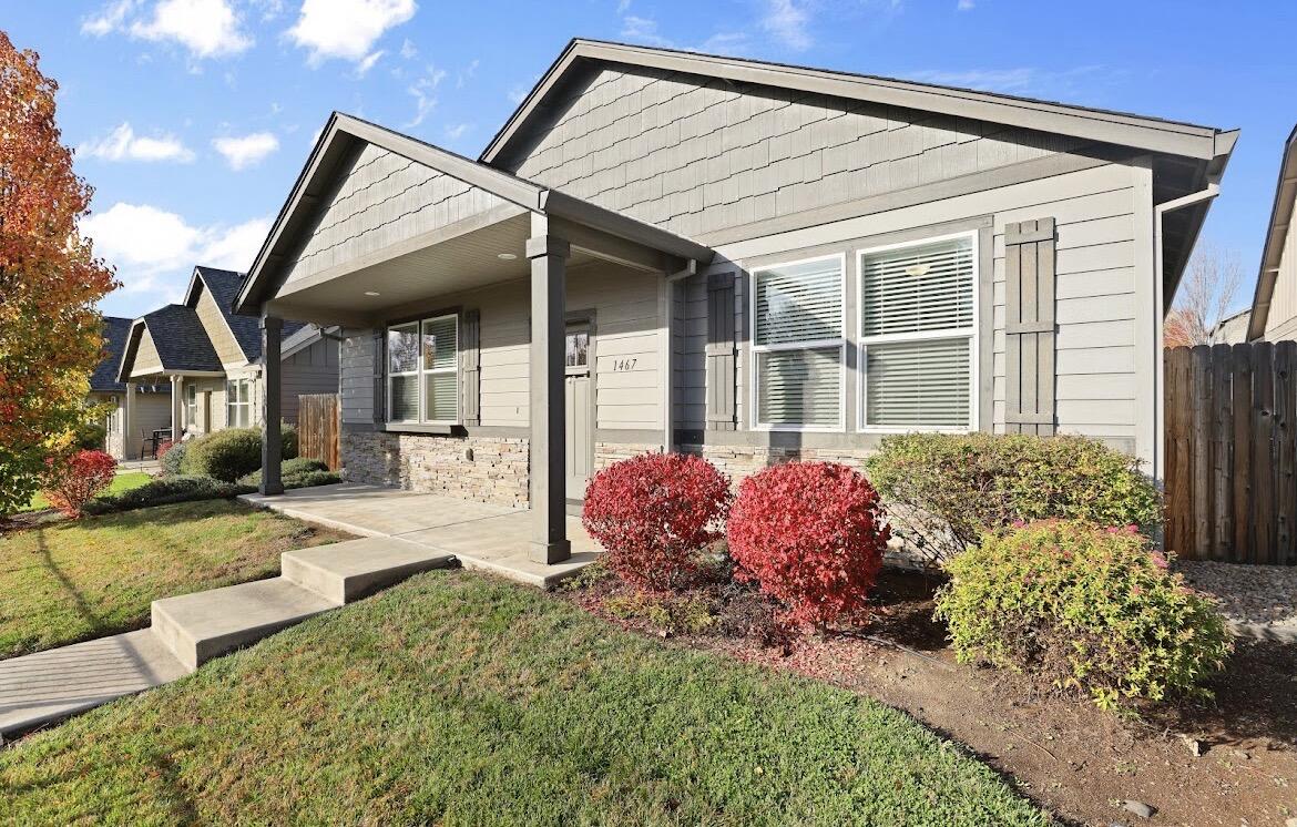 1467 Spring Street Medford, OR 97504 - Photo 2 of 31 IMG_1606