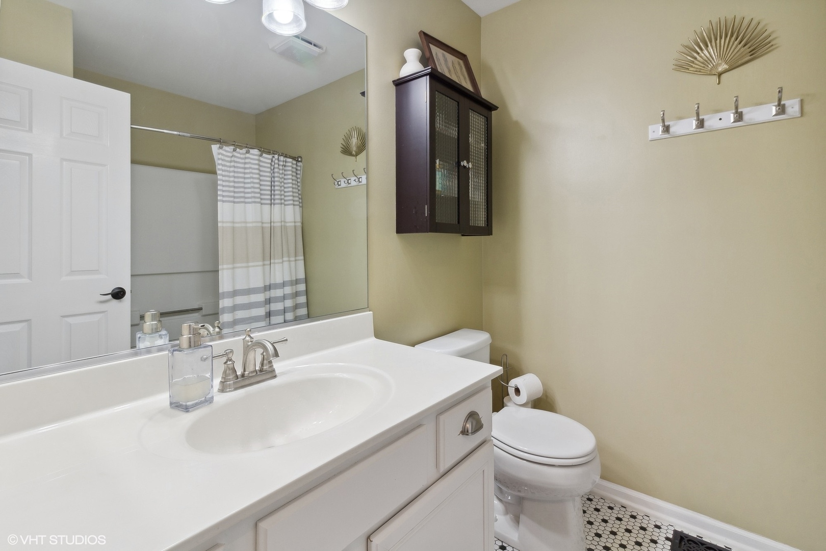 1004 Vineyard Lane Aurora, IL 60502 - Photo 16 of 24 a bathroom with a sink toilet and mirror