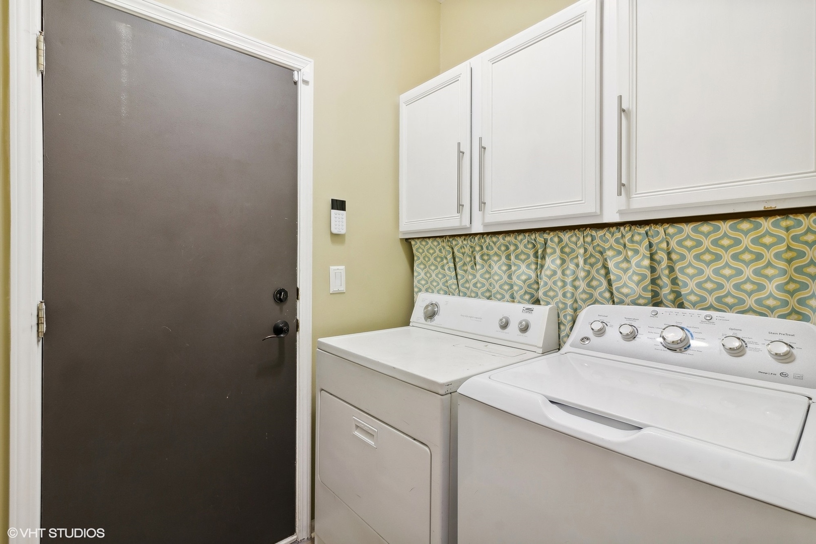 1004 Vineyard Lane Aurora, IL 60502 - Photo 9 of 24 a utility room with dryer and washer