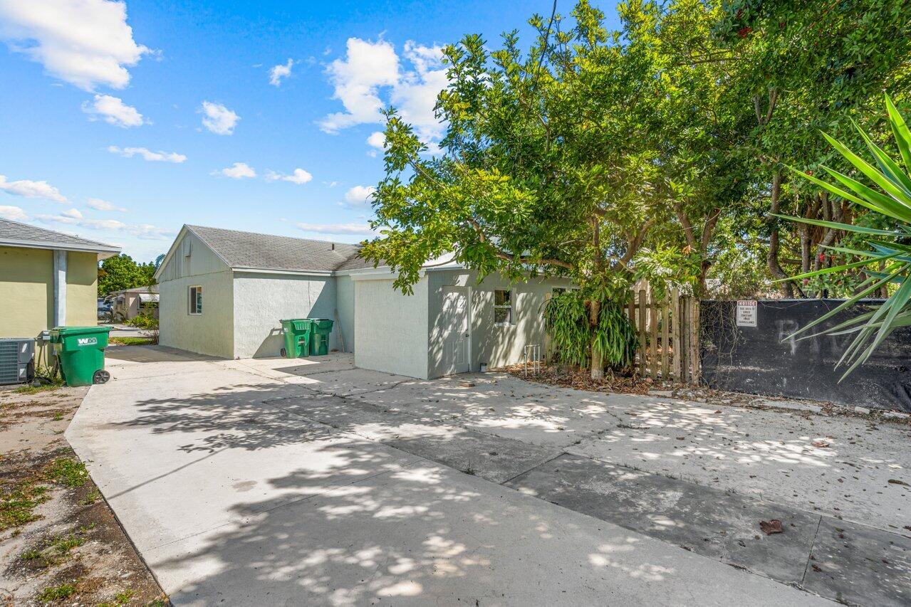 163 Silver Beach Road Riviera Beach, FL 33403 - Photo 20 of 33 020-163SilverBeachRoad-LakePark-FL-33403