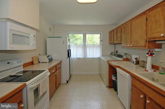 2910 Accokeek Road West Accokeek, MD 20607 - Photo 13 of 22 Large and light-filled Kitchen