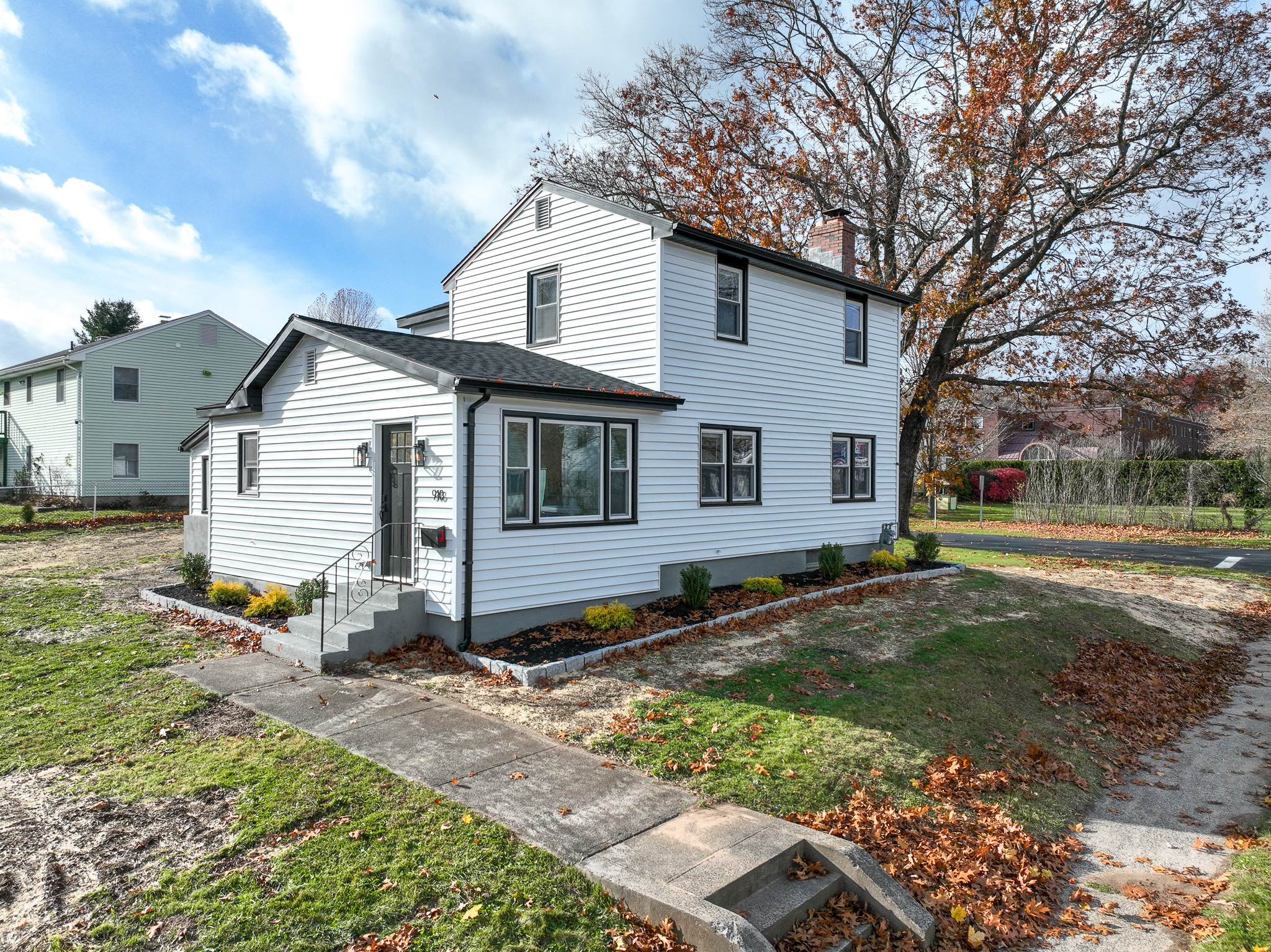 a view of a house with backyard
