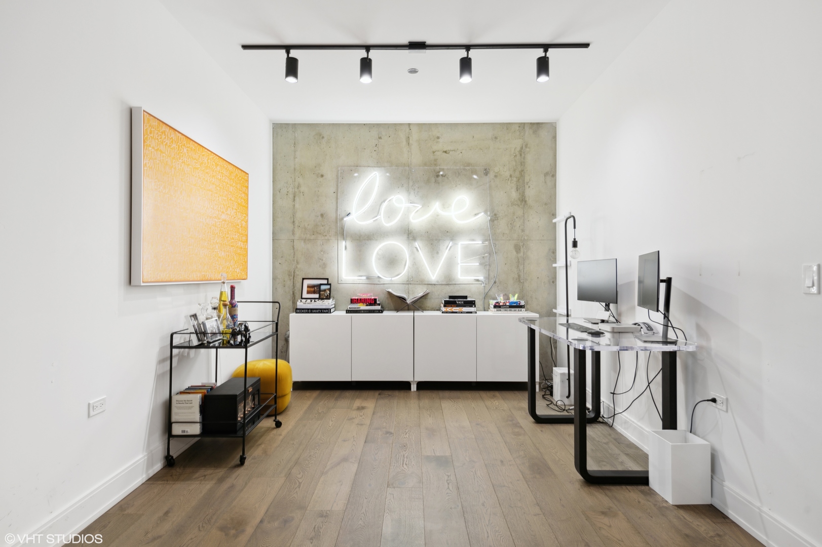 111 South Peoria Street, Unit 503 Chicago, IL 60607 - Photo 5 of 29 a living room with furniture and a table