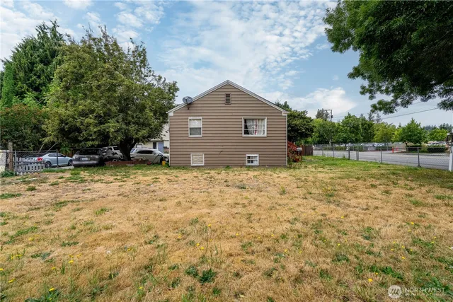 a view of a house with a yard