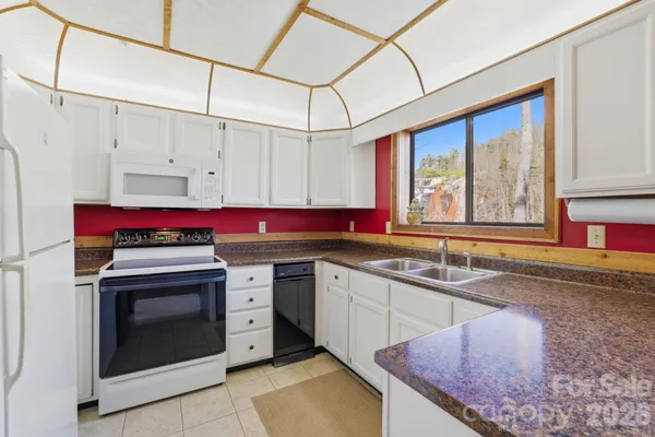 $495,000 | 221 Toxaway Falls Dr Lake, Unit 1, Lake Toxaway, NC 28747