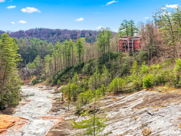 $495,000 | 221 Toxaway Falls Dr Lake, Unit 1, Lake Toxaway, NC 28747