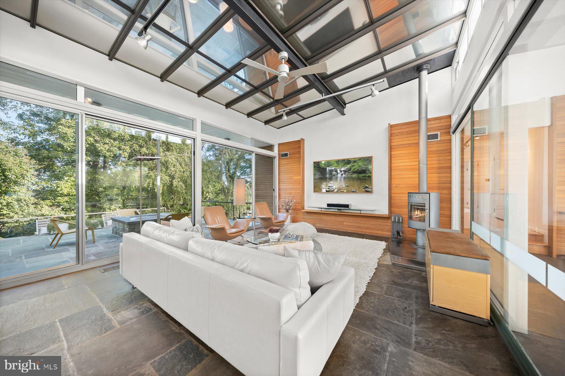 2533 North Ridgeview Road Arlington, VA 22207 - Photo 11 of 93 Main level family room w/views towards rear yard