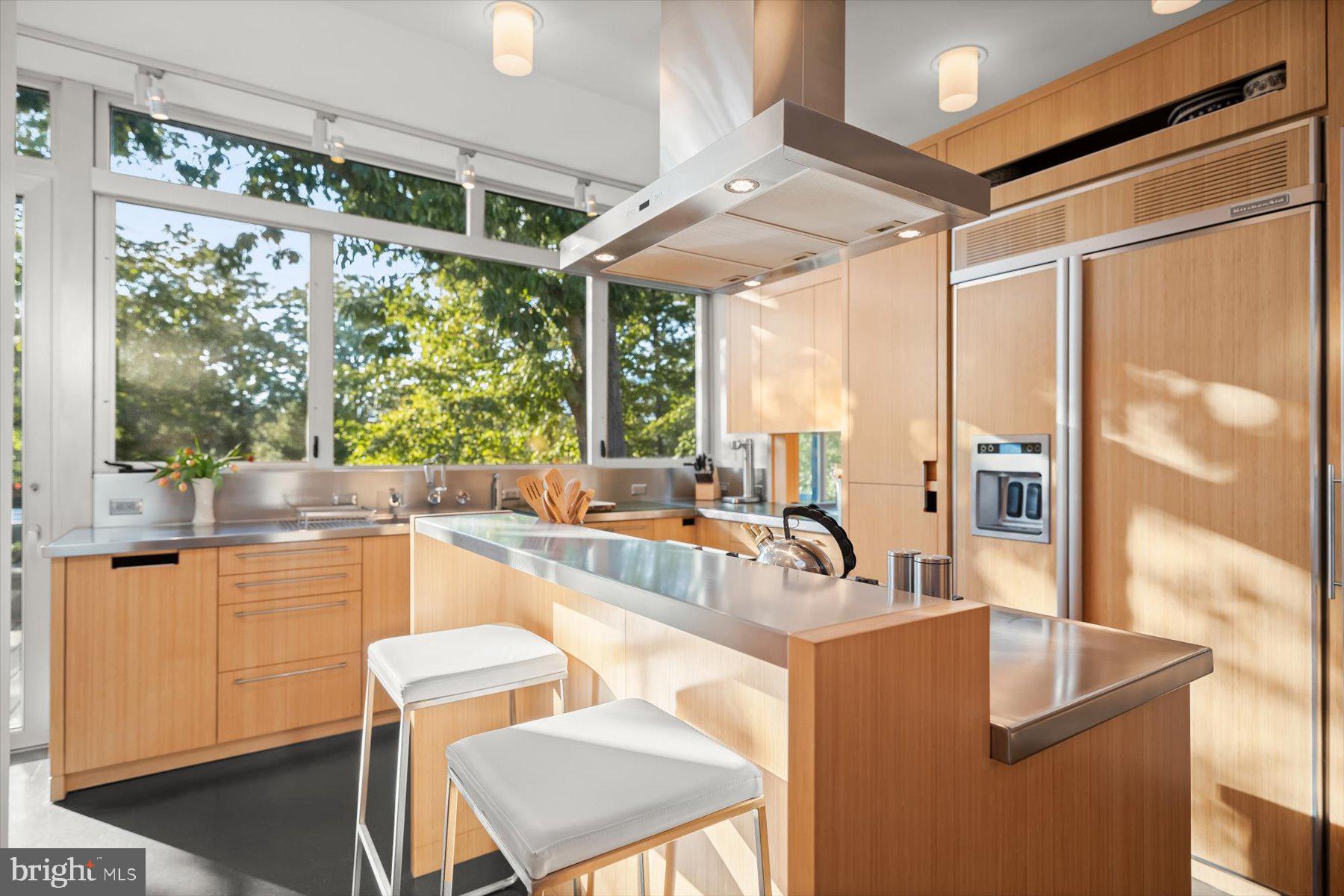 2533 North Ridgeview Road Arlington, VA 22207 - Photo 15 of 93 Counter height seating