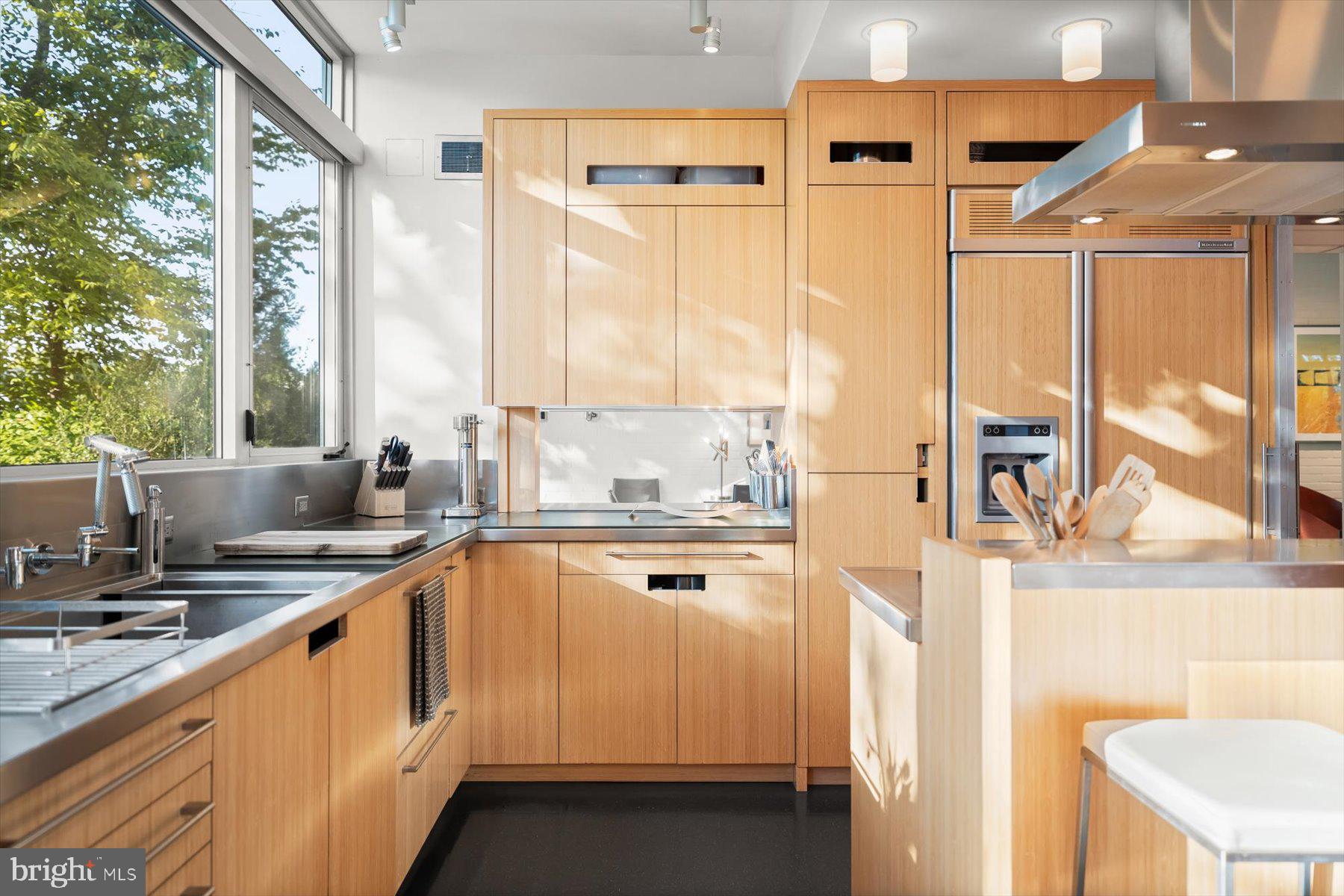 2533 North Ridgeview Road Arlington, VA 22207 - Photo 17 of 93 Plenty of cabinet and counter space