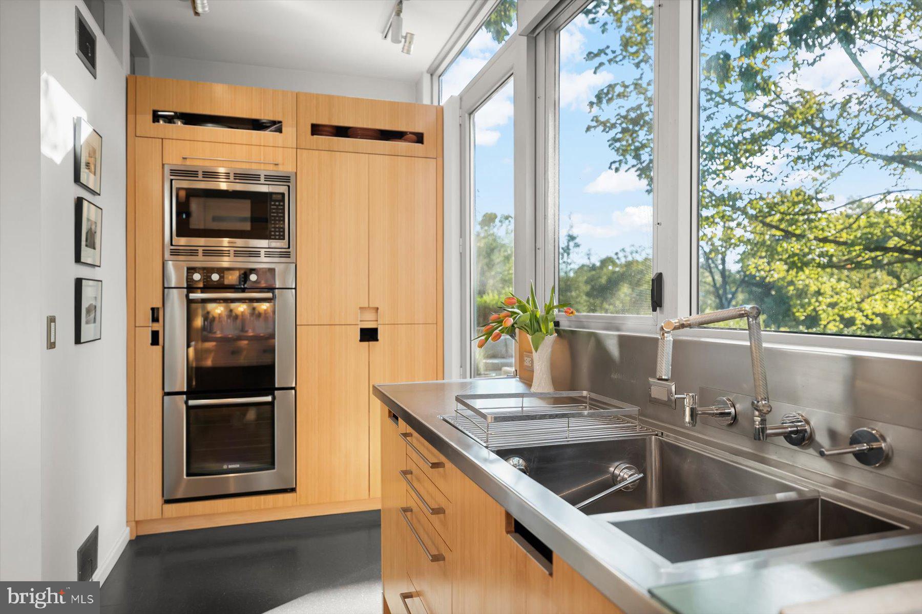 2533 North Ridgeview Road Arlington, VA 22207 - Photo 18 of 93 Double oven and large pantry