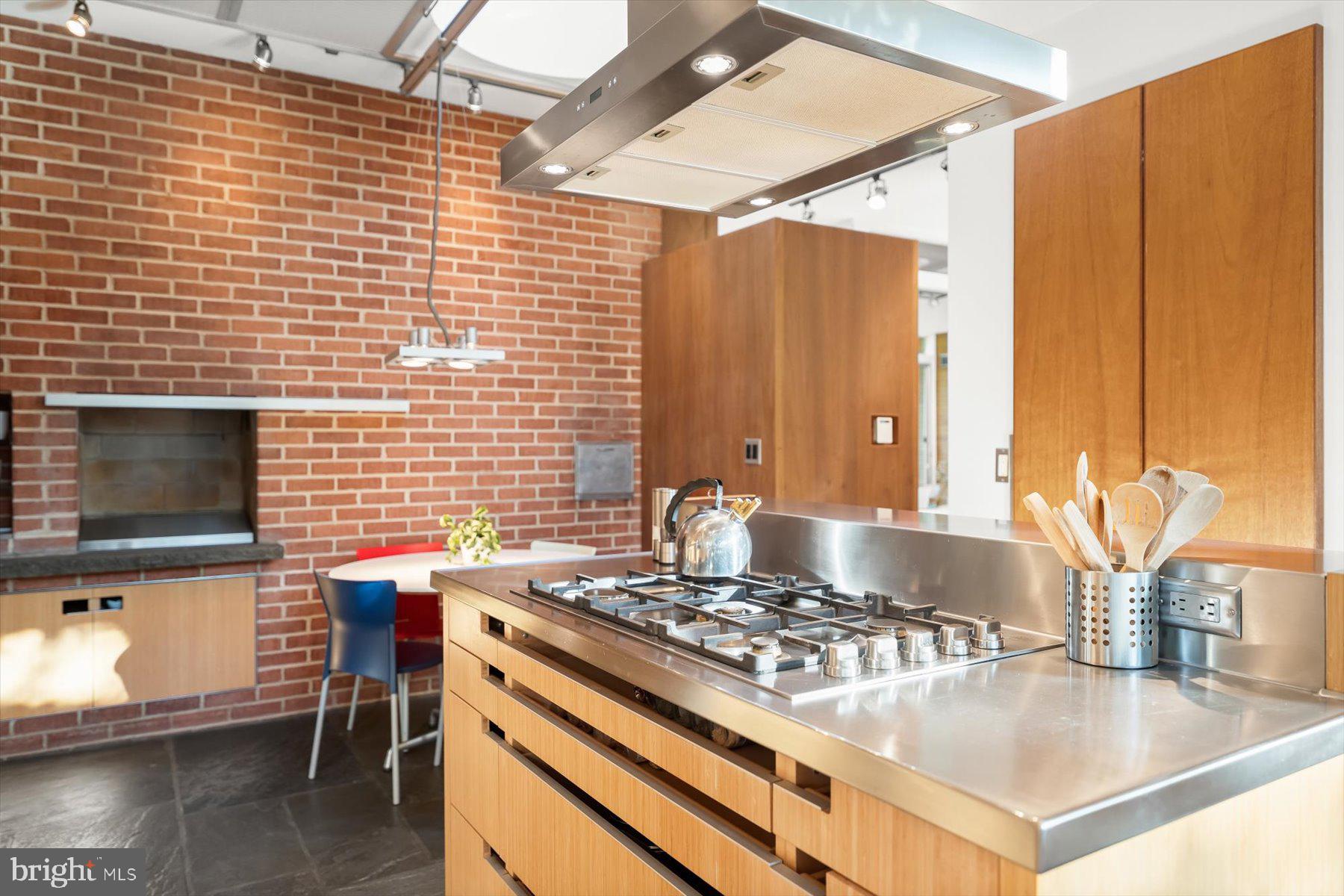 2533 North Ridgeview Road Arlington, VA 22207 - Photo 19 of 93 Cozy eat-in table space