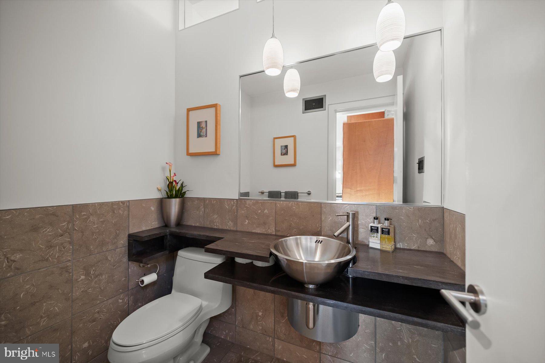 2533 North Ridgeview Road Arlington, VA 22207 - Photo 31 of 93 Main level powder room.