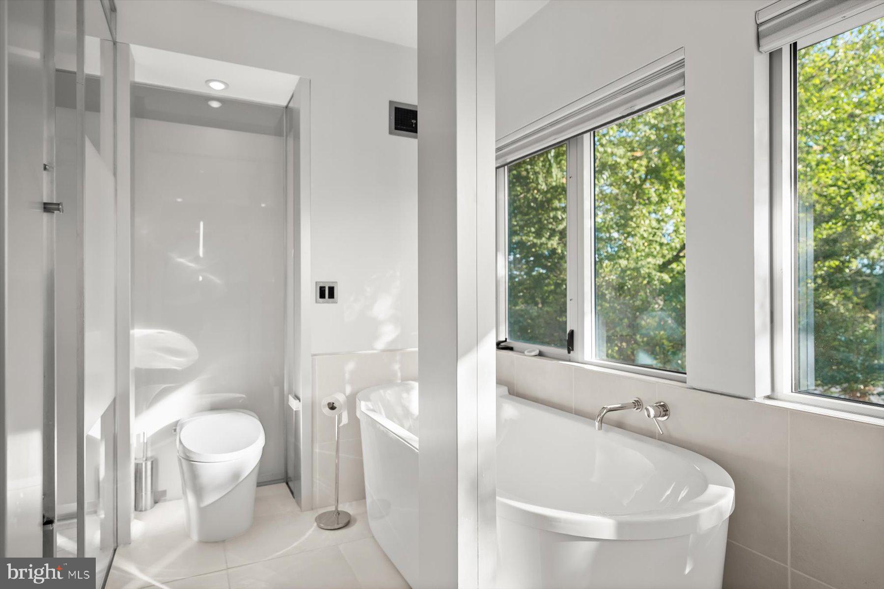 2533 North Ridgeview Road Arlington, VA 22207 - Photo 38 of 93 Soaking tub and separate shower room