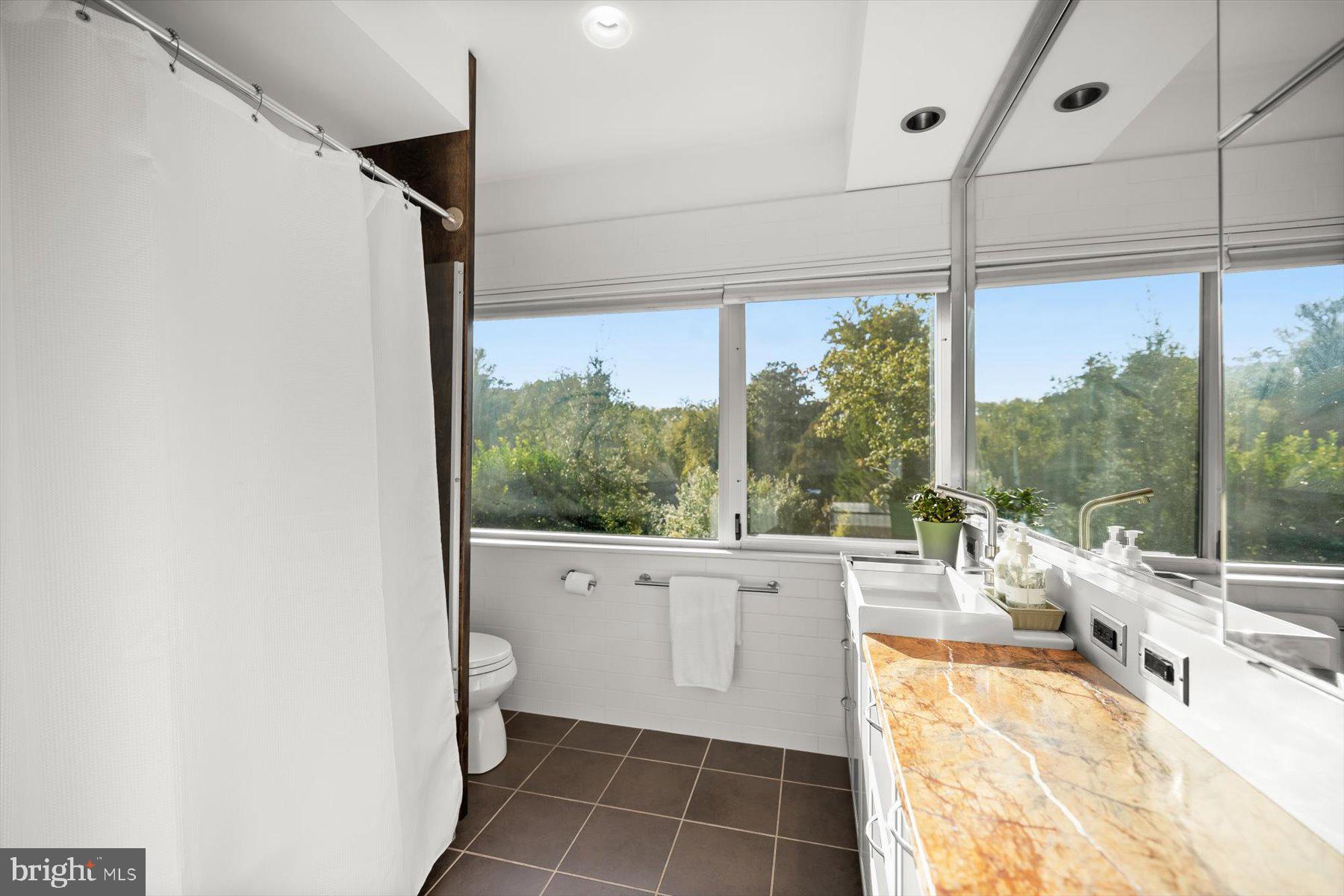 2533 North Ridgeview Road Arlington, VA 22207 - Photo 41 of 93 Renovated hall bath