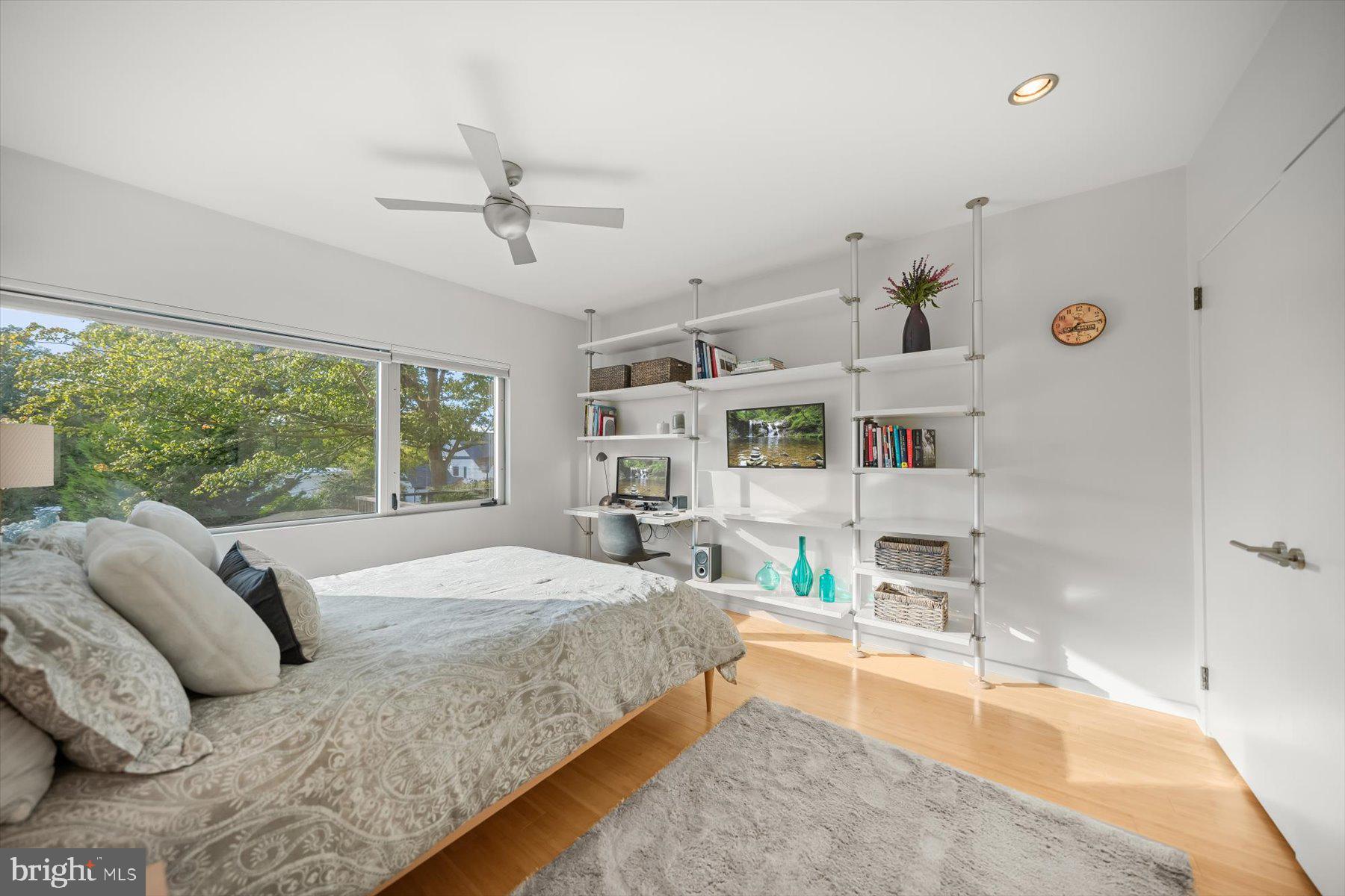 2533 North Ridgeview Road Arlington, VA 22207 - Photo 42 of 93 Bedroom 3 w/built-ins and desk area.
