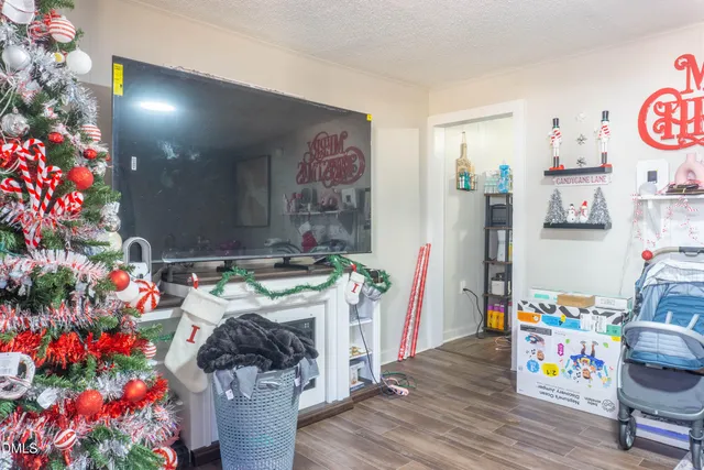 a room with furniture and flowers in it