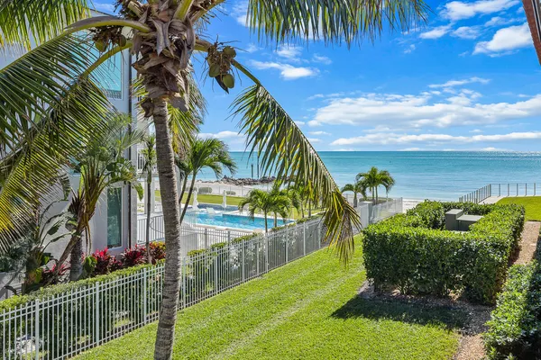 $799,999 | 1001 West Ocean Drive, Unit 1201, Key Colony Beach, FL 33051