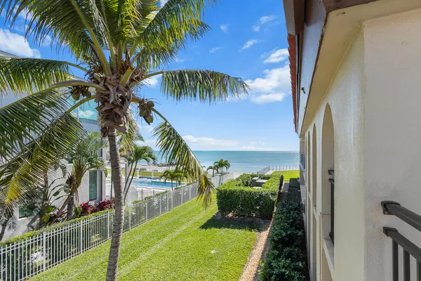 $799,999 | 1001 West Ocean Drive, Unit 1201, Key Colony Beach, FL 33051