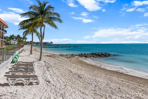 $799,999 | 1001 West Ocean Drive, Unit 1201, Key Colony Beach, FL 33051