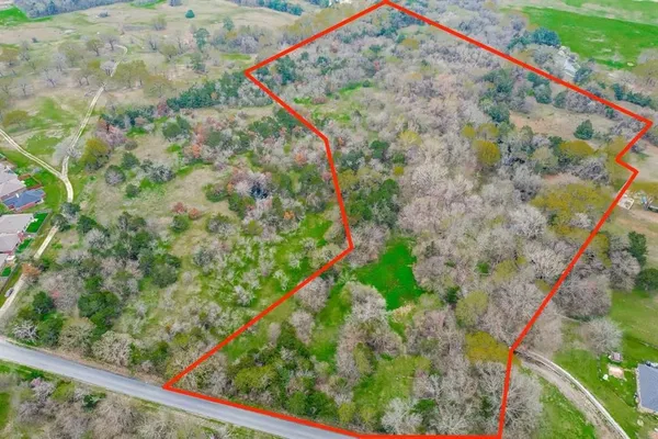 a view of a yard with a street