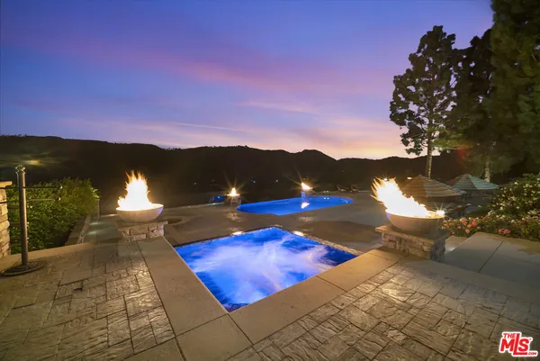 a view of a fountain in the backyard of a house