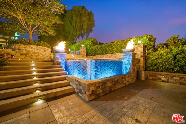 a view of house with a big yard