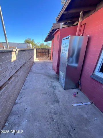 a view of a backyard