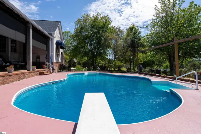 $2,100,384 | 402 Nanaloo Avenue, Waterloo, SC 29384