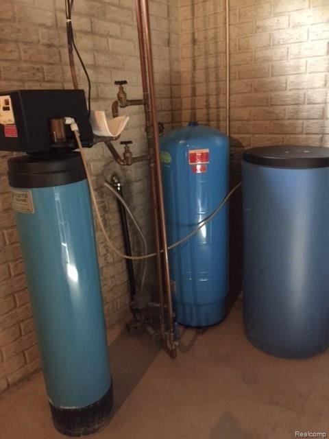 2460 North Henderson Road Davison, MI 48423 - Photo 40 of 42 Henderson water softener.JPG