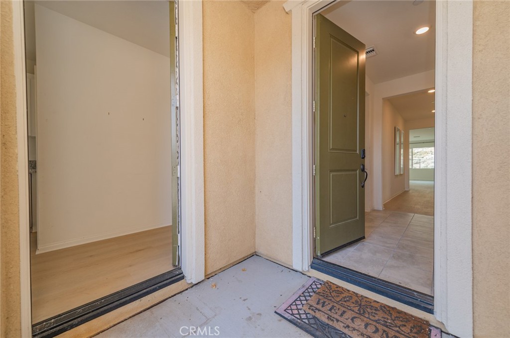 7309 Grazing Lane Riverside, CA 92507 - Photo 5 of 43 an empty room with mirror