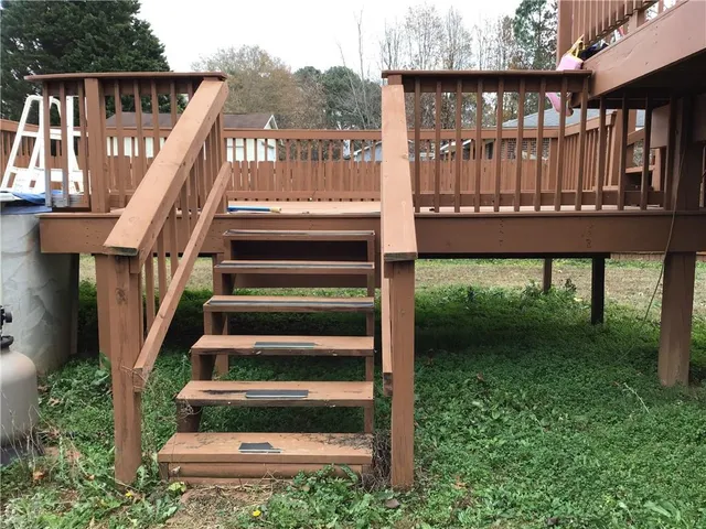 a view of a house with backyard and deck
