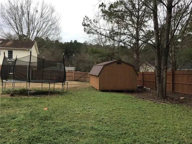 a view of a backyard