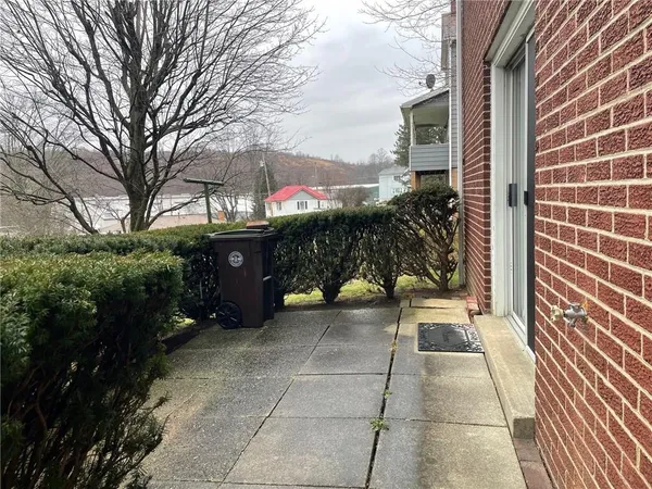 a view of a pathway along a building