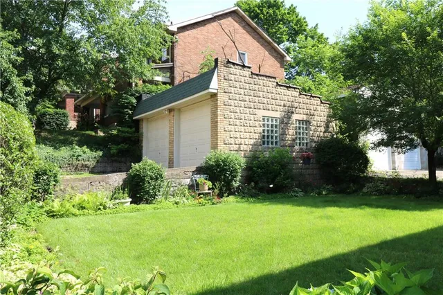 a view of backyard with garden and trees