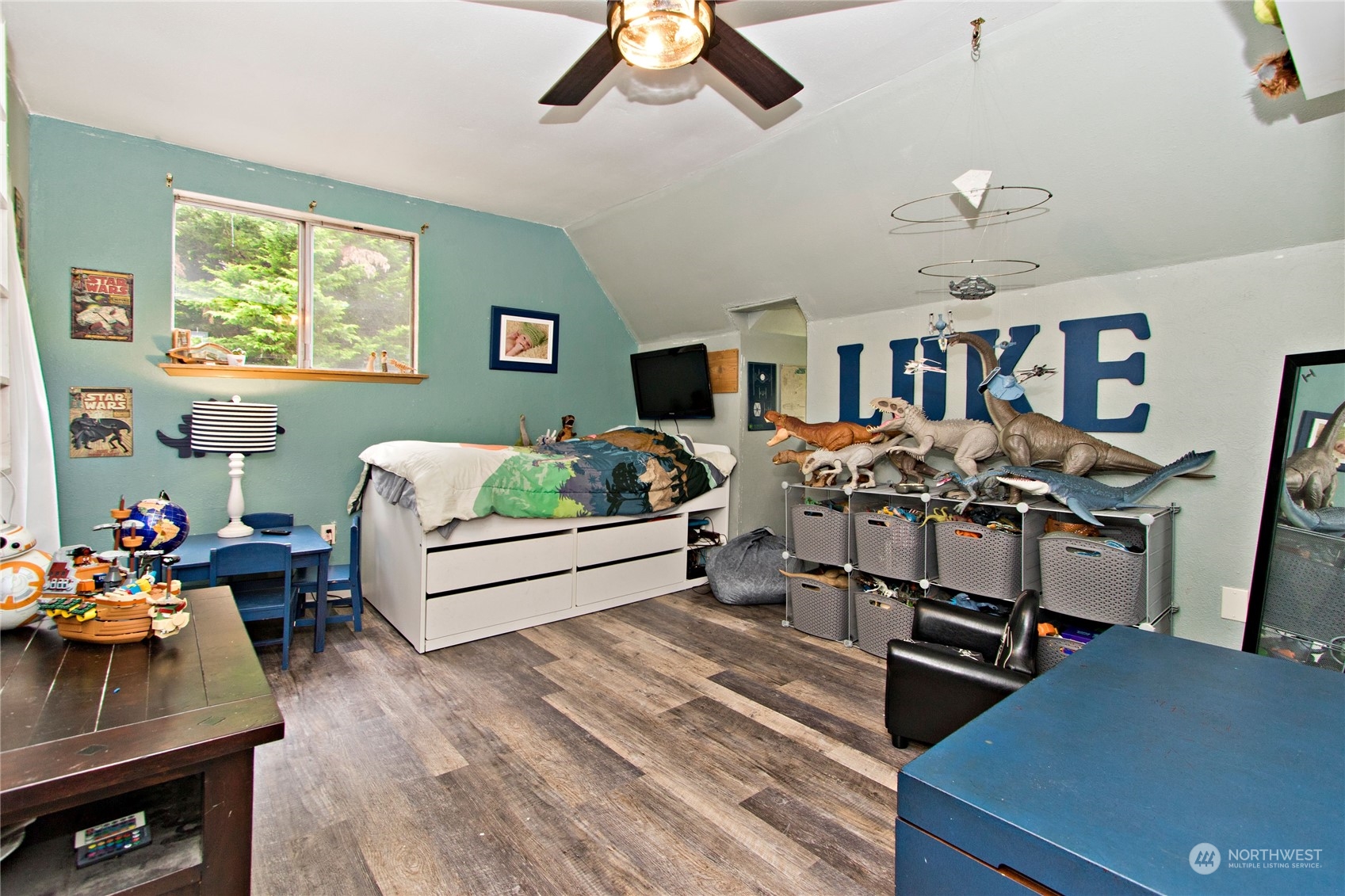 27116 Entwhistle Road East Buckley, WA 98321 - Photo 27 of 40 a living room with furniture and a flat screen tv