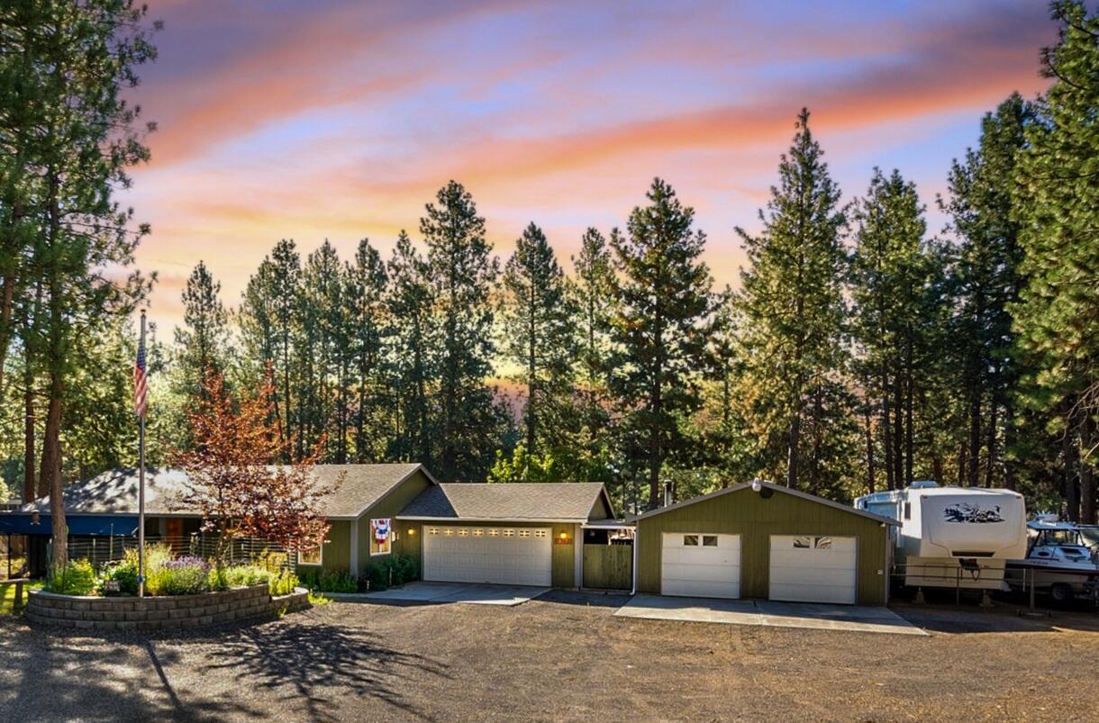 19275 Cherokee Road Bend, OR 97702 - Photo 1 of 47 2-web-or-mls-Riley Visuals-2 (1)