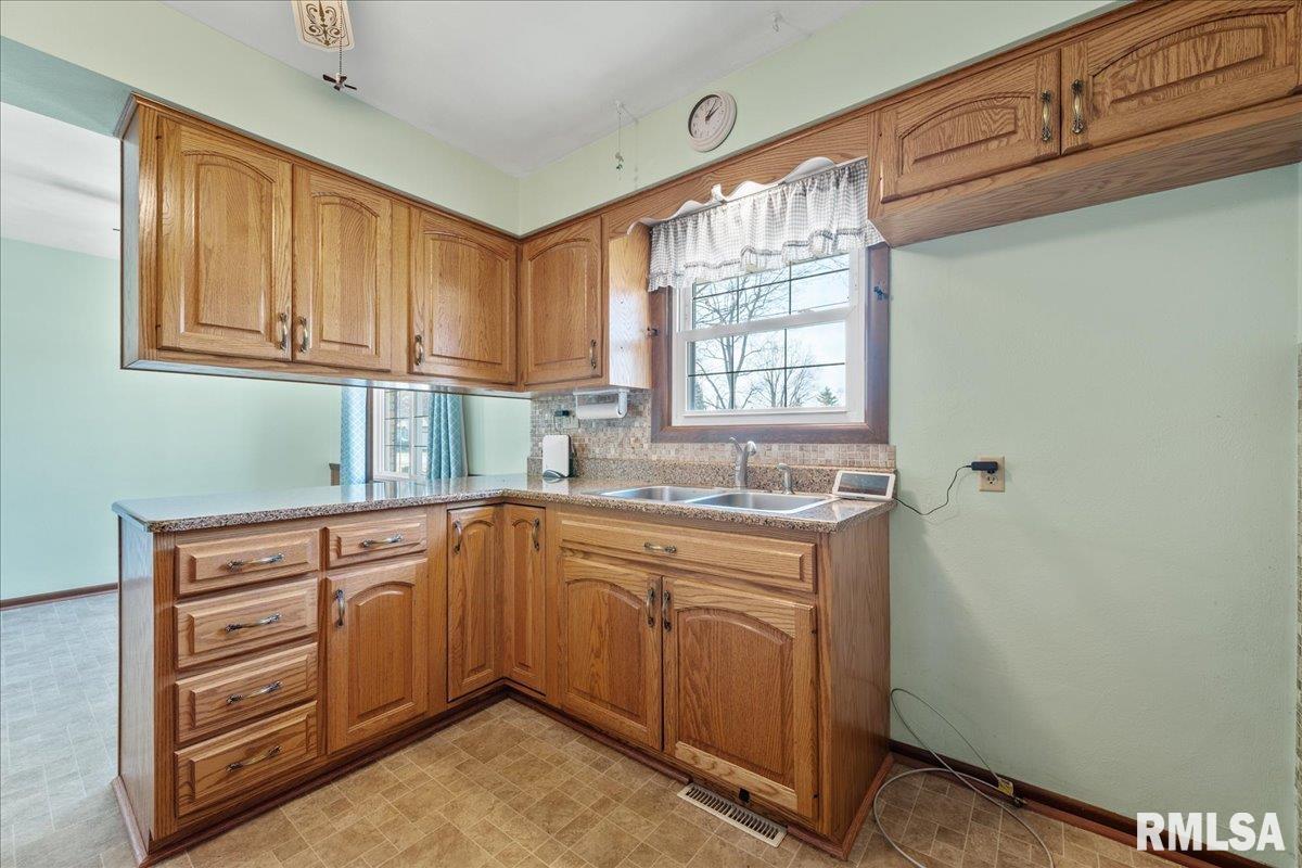 4615 West Nagel Road Peoria, IL 61607 - Photo 4 of 33 Gallery Image 4