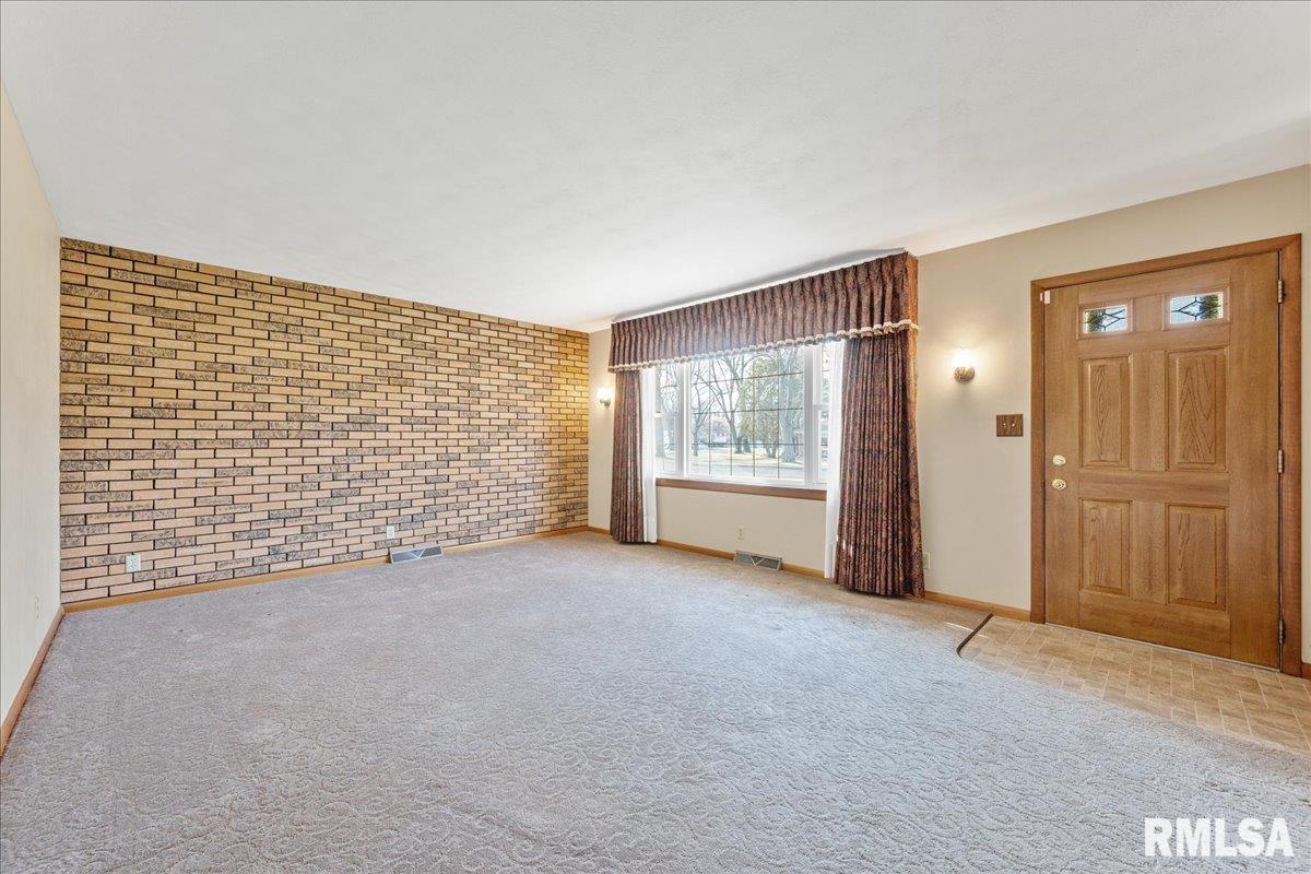 4615 West Nagel Road Peoria, IL 61607 - Photo 8 of 33 Gallery Image 8