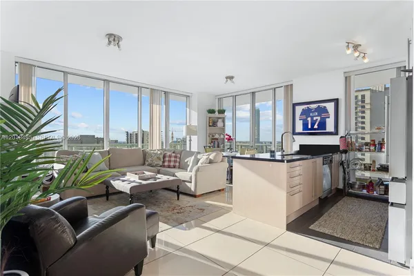 $695,000 | 1111 Southwest 1st Avenue, Unit 2925N, Miami, FL 33130