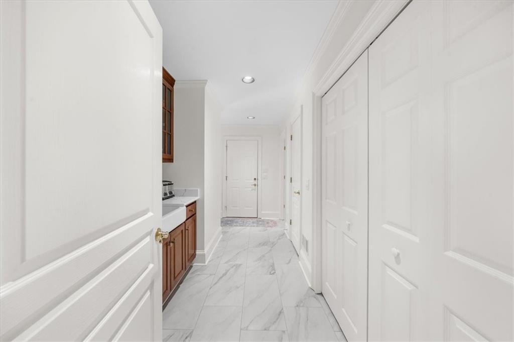 9230 Four Mile Creek Road Gainesville, GA 30506 - Photo 25 of 67 a view of a hallway with white walls