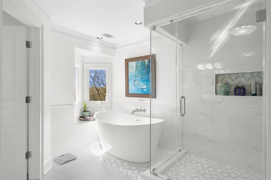 9230 Four Mile Creek Road Gainesville, GA 30506 - Photo 38 of 67 a bathroom with a bathtub and a shower