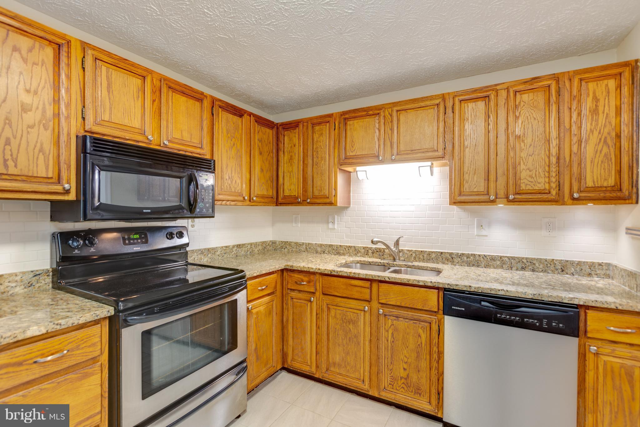 1660 Barnstead Drive Reston, VA 20194 - Photo 4 of 23 Kitchen