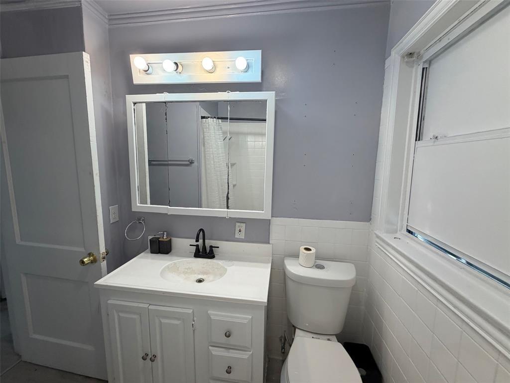 513 Shawnee Trace Grand Prairie, TX 75051 - Photo 9 of 32 Bathroom featuring a white vanity with integrated sink, matte black faucet, and mirrored medicine cabinet