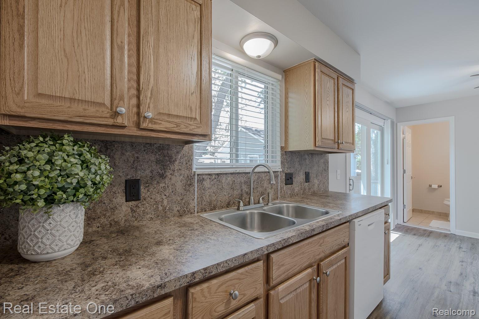 3103 Crooks Road Rochester, MI 48309 - Photo 16 of 34 3103 Crooks-17.jpg