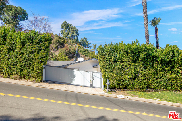 16636 Calneva Drive Encino, CA 91436 - Photo 3 of 18