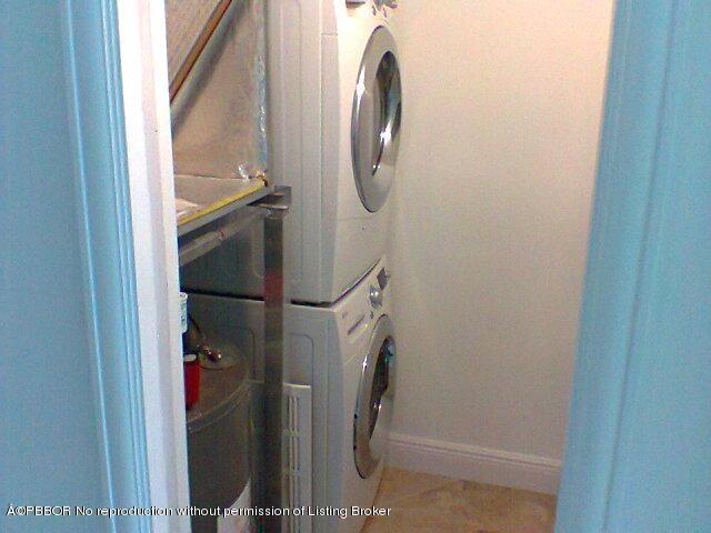 2195 Ibis Isle Road, Unit 5 Palm Beach, FL 33480 - Photo 10 of 12 a bathroom with a mirror